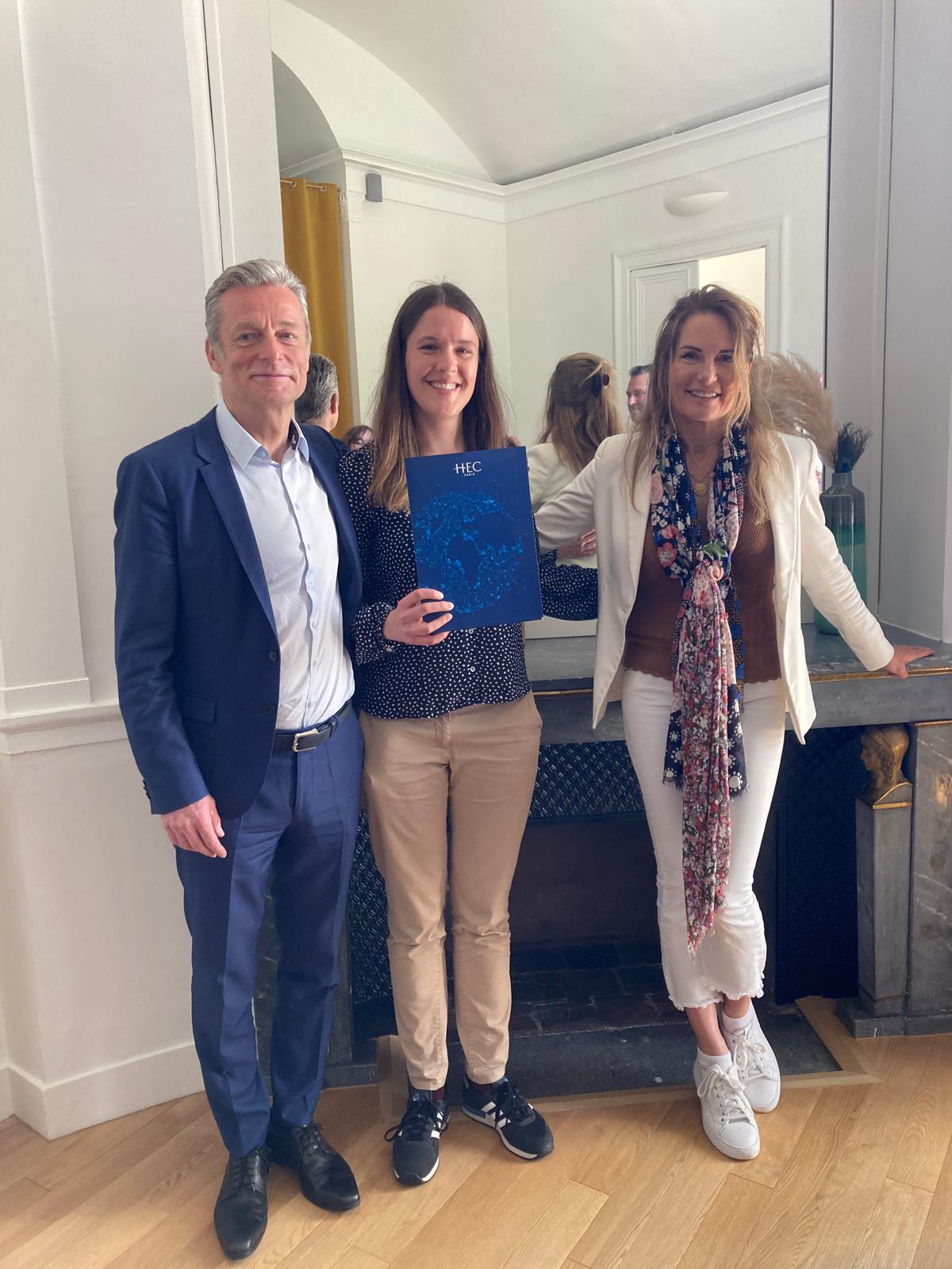 Chloé Logeais avec son diplôme HEC Paris en compagnie de ses instructeurs en coaching exécutif, illustrant ses certifications et sa formation de coach professionnelle.