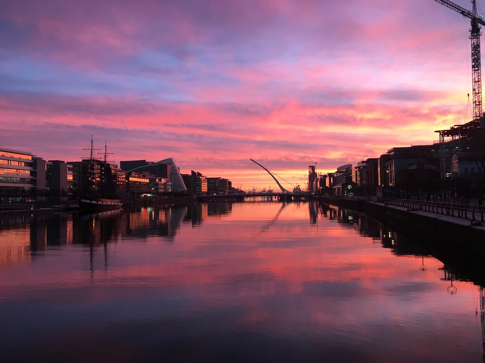 Vue de Dublin, Irlande, avec un magnifique reflet de soleil dans l’eau, où Chloé Logeais a travaillé et acquis une précieuse expérience en entreprise.